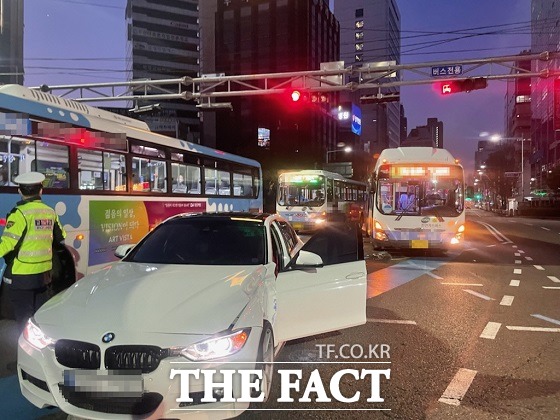 16일 오전 6시 6분쯤 부산진구 서면교차로에서 20대 남성 A 씨가 몰던 BMW 승용차가 롯데백화점 방향으로 운행하던 중 옆 차로에 있는 시내버스를 들이받았다./부산경찰청 제공.