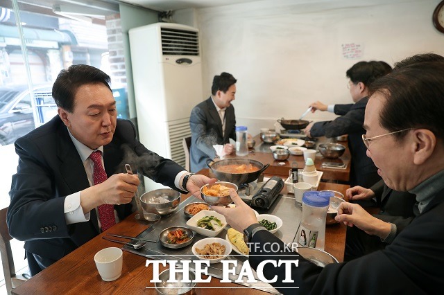 윤석열 대통령 당선인이 16일 오후 서울 종로구 통의동 집무실 인근 식당에서 인수위 지도부와 함께 점심식사로 김치찌개를 먹고 있다. /윤석열 당선인 측 제공