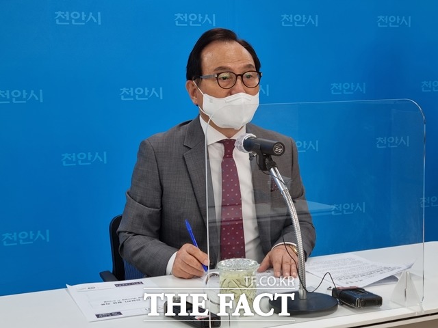 충남 천안시가 충남형 재난 지원금 지급에 시비 70억원을 추가하기로 결정했다. 박상돈 시장의 브리핑 모습. / 천안=김경동 기자