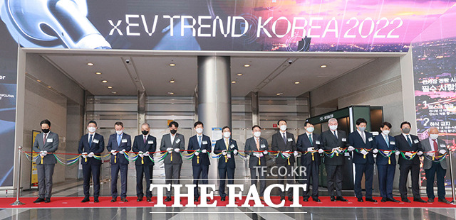 홍정기 환경부 차관(가운데)을 비롯한 주요 참석자들이 17일 오전 서울 강남구 코엑스에서 열린 xEV 트렌드 코리아 2022 개막식에 참석해 테이프 커팅식을 하고 있다. /이동률 기자