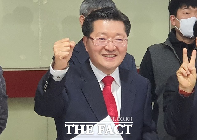 진동규 전 유성구청장이 17일 대전시의회에서 기자회견을 열고 대전 유성구청장 출마를 선언하고 있다. / 대전 = 김성서 기자