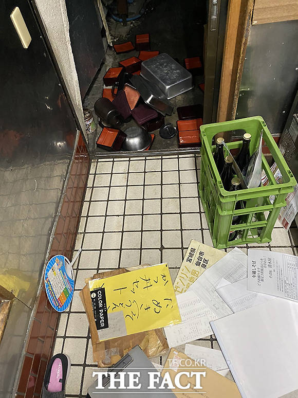 센다이시(仙台市)의 한 음식점에 물건들이 떨어져 흩어져 있다.
