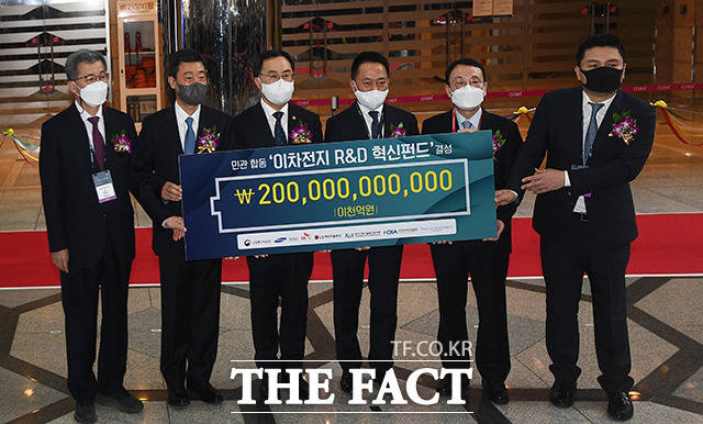 문승욱 산업통상자원부 장관(왼쪽에서 세 번째)을 비롯한 내빈들이 17일 오전 서울 강남구 코엑스에서 열린 인터배터리 2022 개막식에 참석해 기념촬영을 하고 있다.
