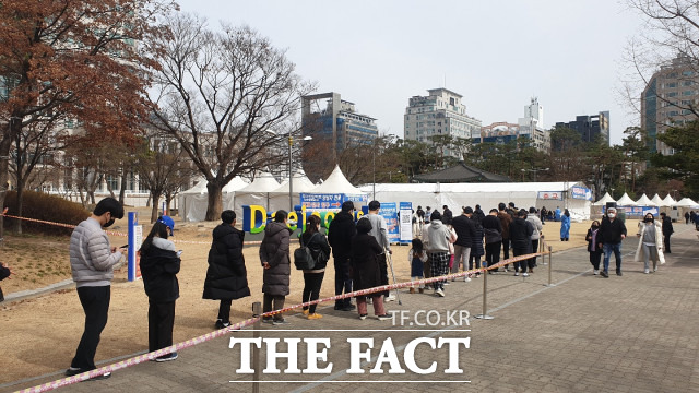 대전시청 남문 광장에 마련된 임시선별진료소 / 대전=최영규 기자