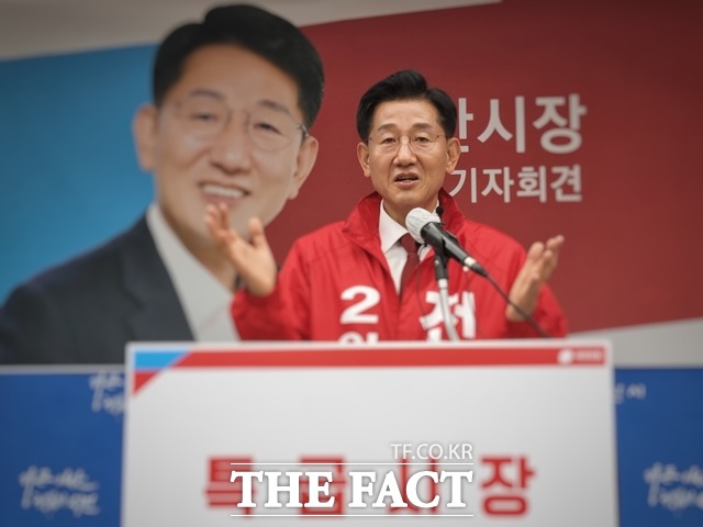 국민의힘 전만권 아산시장 예비후보가 17일 출마 기자회견을 개최했다. / 아산=김경동 기자