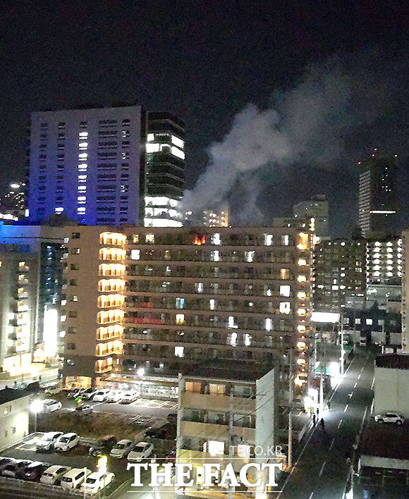 센다이시(仙台市) 의 한 건물에서 지진영향으로 화재가 발생해 연기가 피어오르고 있다.
