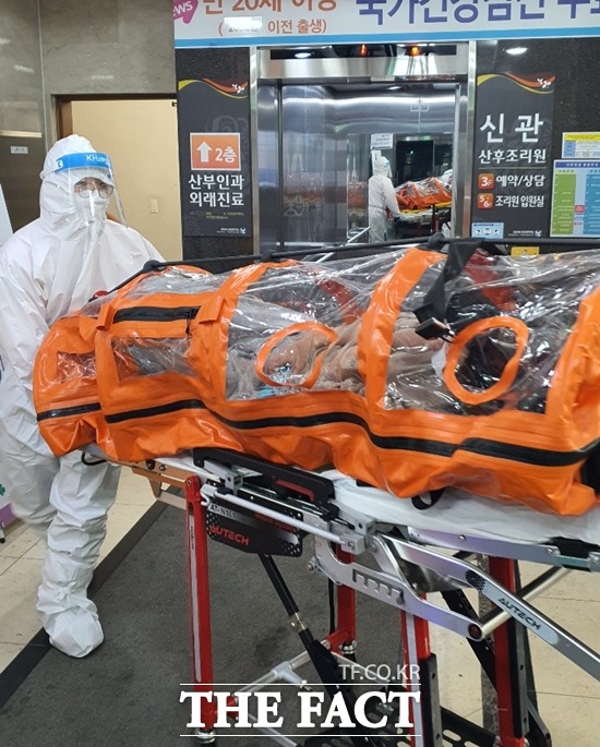 천안동남소방서 구급대원들이 확진 판정을 받은 임산부를 이송하고 있다. / 천안동남소방서 제공