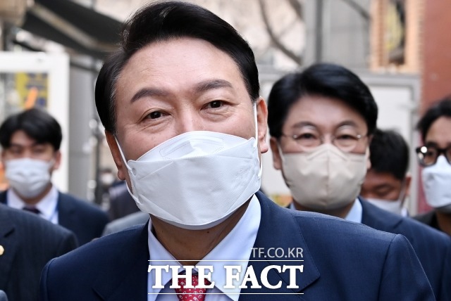 윤석열 대통령 당선인이 16일 오후 서울 종로구 통의동 집무실에서 점심 식사를 위해 식당으로 이동하고 있다. /국회사진취재단