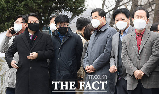 이날 국민의힘 윤상현, 박대출 의원과 홍문종 전 의원(왼쪽부터) 등 친박 인사들도 교도소를 찾아 최 전 부총리를 환영했다.