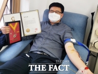  경상국립대 나채인 교수, 50회 헌혈 유공자 금장수상 '100회 목표'