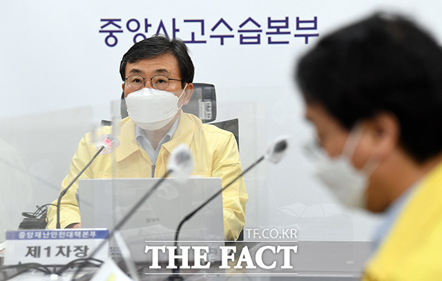 권덕철 보건복지부 장관이 7일 오전 세종시 정부세종청사에서 열린 코로나19 중앙재난안전대책본부 회의를 주재하고 있다. /임영무 기자