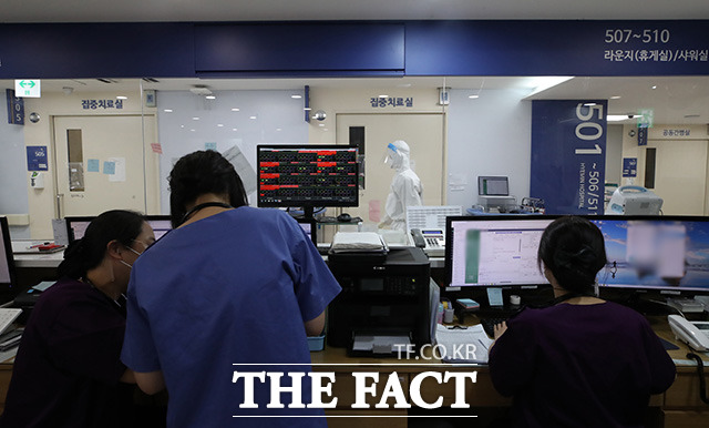 1월6일 오전 서울 광진구 혜민병원에서 코로나19 준중증·중등증병동 의료인들이 업무를 보고 있다./임영무 기자