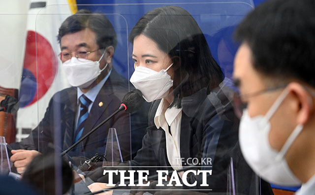 코로나19 완치 후 회의 참석해 모두발언하는 박지현 공동비대위원장.