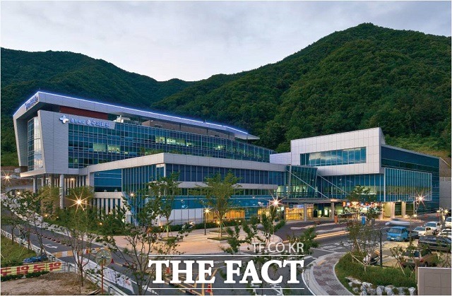 충북도가 매년 반복되는 지방의료원의 간호사 부족 문제 해결과 수급 안정화를 위한 공공간호사 양성 사업에 나선다. 충주의료원 전경. / 충청북도 제공