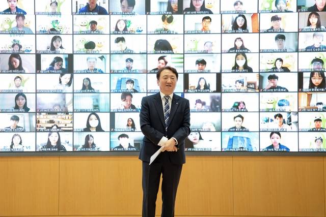 17일 권준학 은행장이 신입행원 578명을 대상으로 온라인 특강을 진행하고 있다. /농협은행 제공