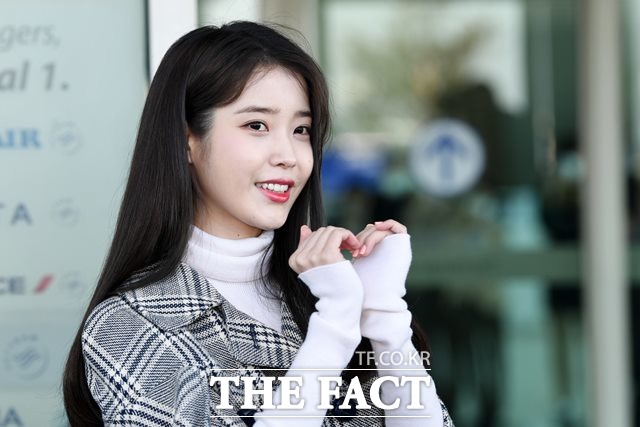 가수 겸 배우 아이유가 산불 피해자들의 임시조립주택 지원을 위해 써달라며 1억 원을 기부했다. /더팩트 DB