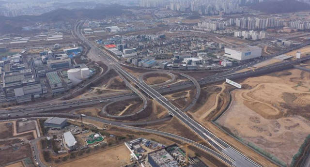 국토교통부는 오는 21일 자정부터 화성~광주 고속도로(사업명: 이천~오산 고속도로 민간투자사업)를 개통한다고 밝혔다. 사진은 동탄 분기점. /국토교통부 제공