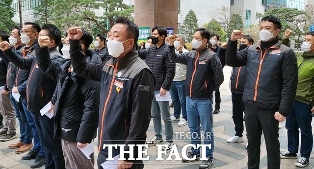신한금융투자 본사 앞에서 노조원들이 노동가를 부르고 있다. 이날 노조는 이영창 사장의 퇴진을 촉구했다. /김미루 인턴기자