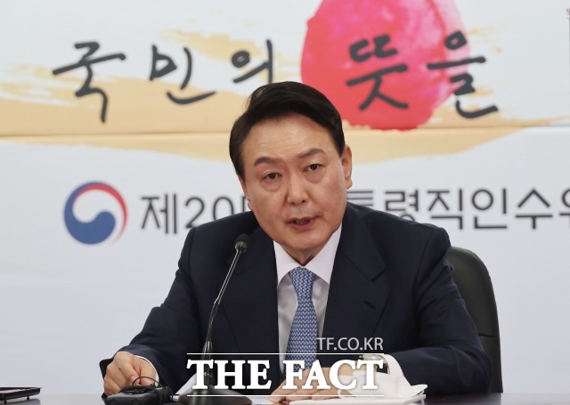 윤석열 대통령 당선인 측은 18일 문재인 대통령과 회동에 관해 상호 신뢰를 바탕으로 긴밀하게 소통하고 있다고 밝혔다. 사진은 윤 당선인이 이날 오전 서울 종로구 금융감독원 연수원에 마련된 인수위원회에서 첫 전체회의를 주재하는 모습. /국회사진취재단