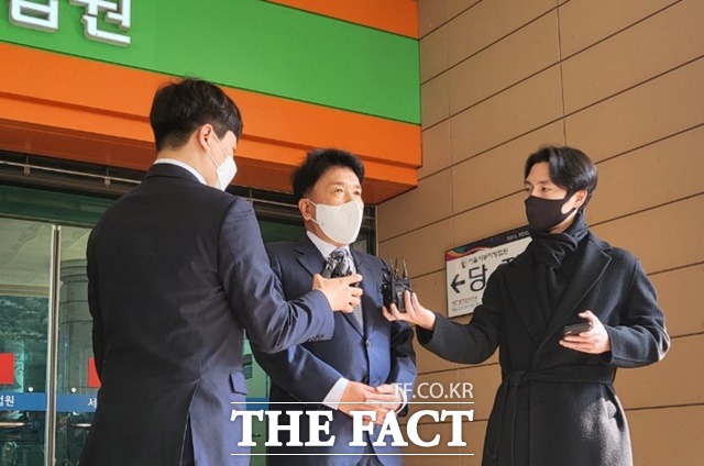 함영주 하나금융그룹 회장 내정자가 해외금리연계 파생결합펀드(DLF) 불완전 판매에 따른 금융당국의 중징계 처분 취소 소송 1심에서 패소한 가운데 법원에 다시 징계효력을 임시로 정지해줄 것을 요청했다. 사진은 함영주 하나금융그룹 부회장이 지난 11일 오후 서울 마포구 서울서부지법에서 열린 채용 관련 재판 선고 공판을 마친 뒤 나오고 있다. /정소양 기자