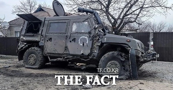 러시아군의 GAZ-티그르 전술차량으로 보이는 차량이 수많은 총격을 받아 서 있다. 러시아군 고위 장교가 탑승했을 것으로 추정된다./디펜스블로그