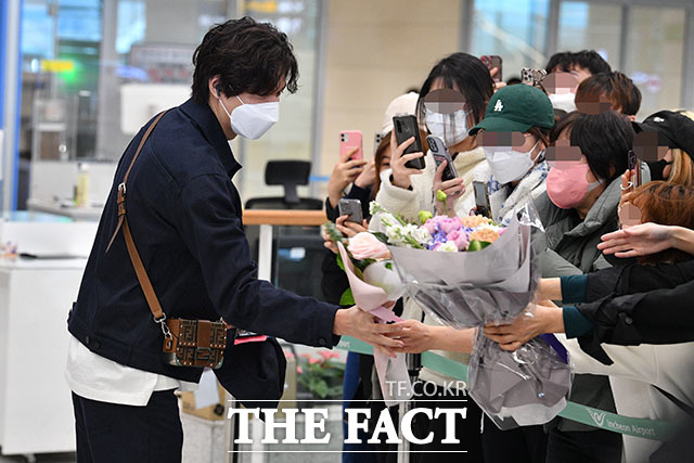 배우 이민호가 19일 오후 미국 로스앤젤레스에서 열린 애플TV+ 오리지널 시리즈 파친코의 프레스 콘퍼런스 참석을 마친 후 인천국제공항을 통해 귀국해 꽃다발을 받고 있다.