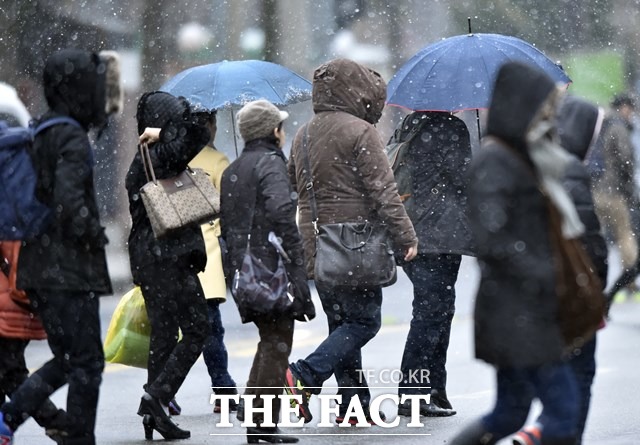 20일은 새벽부터 전국에서 비나 눈이 조금 오고 아침기온이 영하로 내려가 쌀쌀하겠으니 두툼한 옷을 준비하는 게 좋을 것 같다. 비오는 날 우산을 쓰거나 두툼 외투를 입은 시민들이 걸어가고 있다. /더팩트 DB