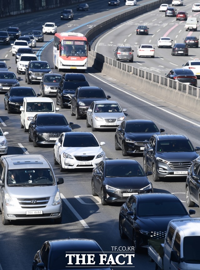 주말 눈·비 예보로 교통량이 감소할 전망이나 궂은 날씨 탓에 고속도로 곳곳에서 사고가 발생해 정체가 지속되고 있다. 위 사진은 해당 기사와 무관함. /더팩트 DB