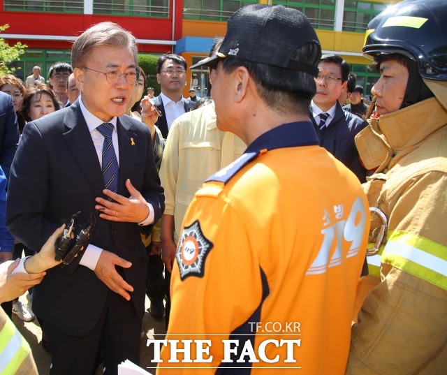 문재인 대통령이 제1회 의용소방대의 날을 맞아 축하 인사와 함께 대원들의 활동 기반 강화와 복리 증진 등을 약속했다. /더팩트 DB