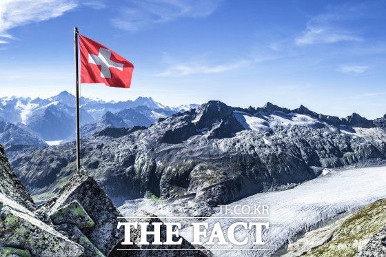 스위스은행연합회(SBA)가 최근 러시아인들이 스위스 은행계좌에 보유한 자산이 2000억 달러에 이른다고 발표했다.스위스 국기가 휘날리고 있다./SBA