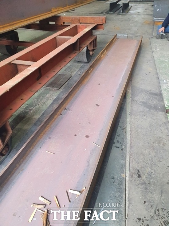 충남 당진 한 공장에서 50대 근로자가 H빔에 깔려 숨졌다. / 당진소방서 제공