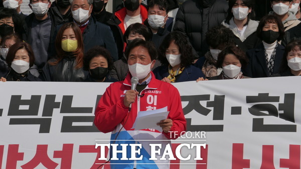 국민의힘 이학재 인천시장 예비후보가 20일 인천시청 계단 앞에서 기자회견을 갖고 있다. /인천=지우현 기자
