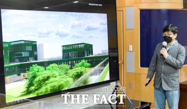 순천시 신청사 건립사업 설계용역 최종보고회에서 ㈜프라우드 건축사사무소 관계자가 종합 배치, 공간구성, 조경 및 경관 계획 등에 대한 설계안을 보고하고 있다. /순천시 제공