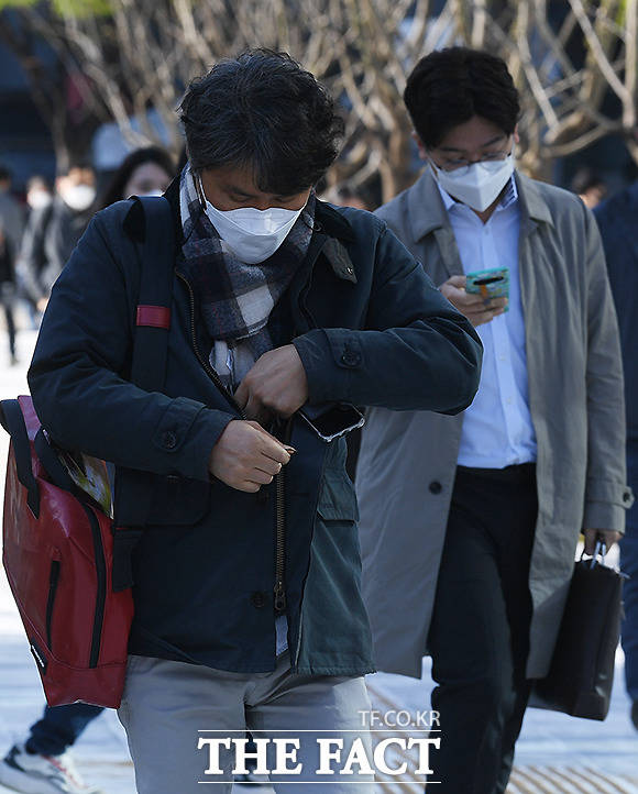 22일은 오전에는 쌀쌀하고, 오후부터 기온이 오르면서 따뜻한 봄기온을 회복하겠다./더팩트 DB