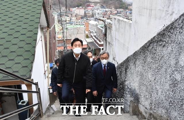 오세훈 서울시장(왼쪽) 최재형 의원이 함께 재개발 지역으로 선정된 창신동 일대를 둘러봤다. /서울시 제공