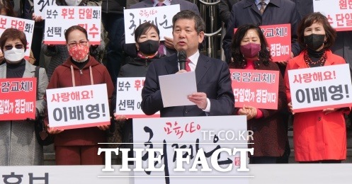 인천미래교육연대는 21일 인천시교육청 앞에서 기자회견을 열고 인천대 최계운 명예교수를 단일 후보로 합의추대 했다고 밝혔다. 인천=처성민기자