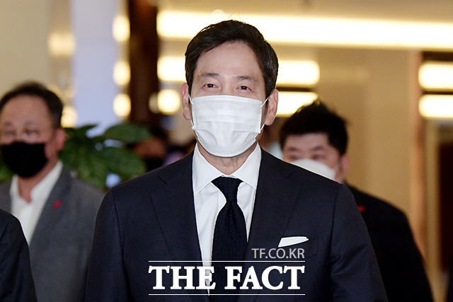 정용진 신세계그룹 부회장은 지난해 이마트에서 급여 20억8400만 원, 상여 18억700만 원 등 총 38억9100만 원을 수령했다. /이선화 기자