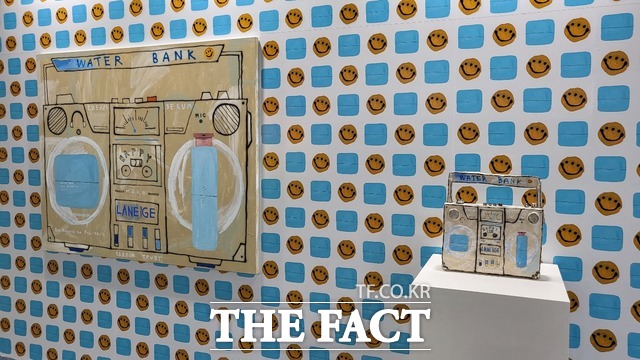 작가 노보(NOVO)와 협업해 제작한 그림과 조형물. 벽면에 그려진 세눈박이 스마일 표시는 노보 작가의 시그니처다. /김미루 인턴기자