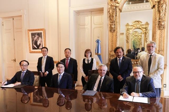 최정우(앞줄 왼쪽에서 두 번째) 포스코그룹 회장이 페르난데스(앞줄 왼쪽에서 세 번째) 아르헨티나 대통령을 만나 이차전지소재 사업 협력을 논의했다. /포스코그룹 제공