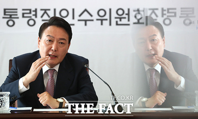 윤석열 대통령 당선인이 21일 오전 서울 종로구 통의동 인수위에서 열린 간사단 회의에서 모두발언을 하고 있다. /국회사진취재단