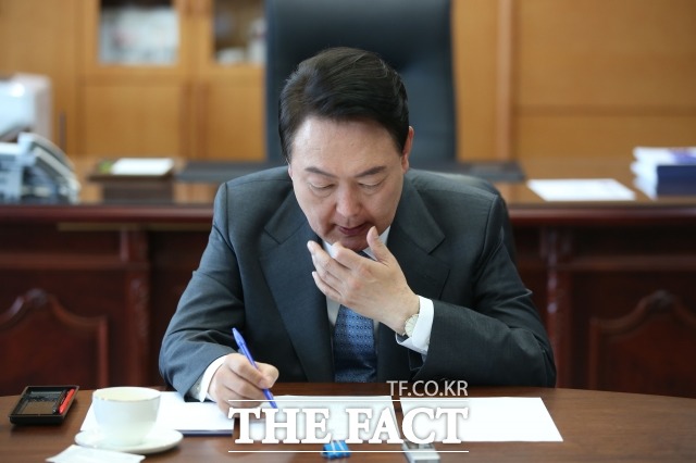 윤석열 대통령 당선인 측이 22일 일할 수 있게 도와달라고 호소했다. 용산 집무실 이전에 제동을 건 청와대를 겨냥한 것으로 보인다. 사진은 윤 당선인이 21일 오전 서울 종로구 통의동 대통령직 인수위원회 사무실에서 경제 6단체장들과 오찬 회동을 하는 모습. /국회사진취재단