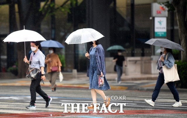 수요일인 오늘(23일)은 전국이 대체로 흐린 가운데 일부 지역에서 비가 내리겠다./ 이새롬 기자