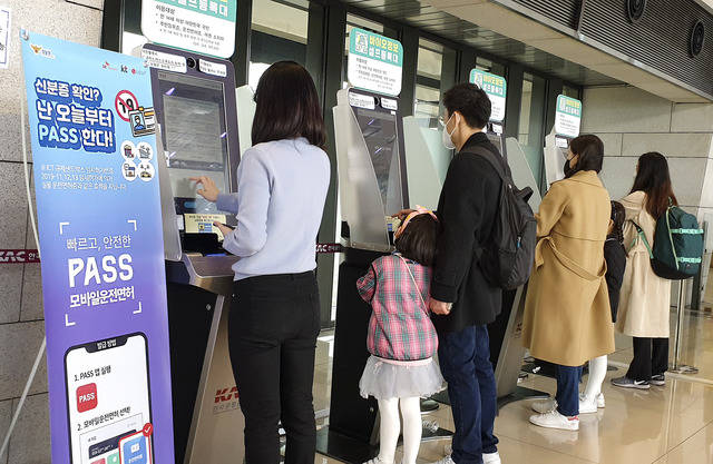 통신 3사는 김포공항 바이오정보 셀프 등록대를 통해 국내선을 이용하는 사람들에게 신분증을 대신해 PASS 모바일 운전면허 확인서비스를 제공한다. /KT 제공