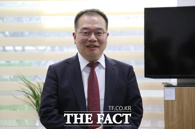 국민의힘 소속 강영환 전 국무총리실 공보비서관이 22일 대전시의회 기자실에서 지방선거 출마에 대한 입장을 밝히고 있다. / 대전 = 김성서 기자