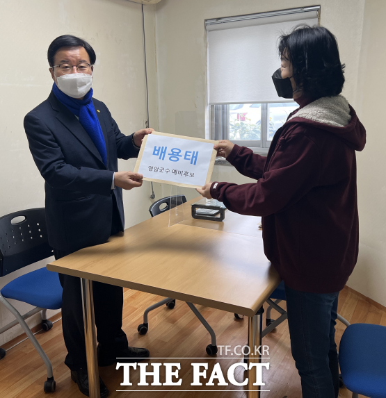 배용태 전 전라남도 행정부지사가 제8회 전국동시지방선거 전남 영암군수 예비후보 등록을 마치고 본격 선거운동에 들어갔다. 배 전 부지사는 고려대 법대를 졸업하고 제27회 행정고시 합격 후 영암부군수, 목포시장권한대행, 대통령 직속 지방분권지원단장, 행안부 자치경찰추진단장, 전남도 행정부지사 등을 역임했다./영암=홍정열 기자