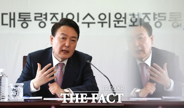 윤석열 대통령 당선자 측은 23일 한국은행 총재 인사와 관련해 청와대와 협의하거나 추천한 바 없다고 밝혔다. 사진은 윤 당선인이 22일 서울 종로구 통의동 인수위에서 열린 간사단회의에서 모두발언을 하는 모습./국회사진취재단