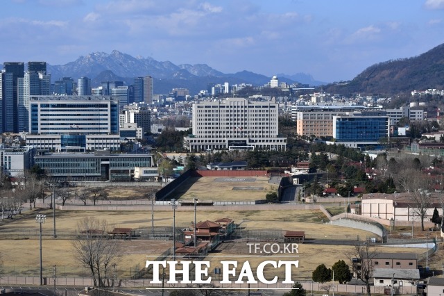 윤석열 대통령 당선인의 집무실 이전 최종 후보지가 서울 용산구 국방부 청사로 확정됐다. 사진은 국방부 청사와 용산공원으로 조성될 미군 반환 기지의 모습. /남용희 기자