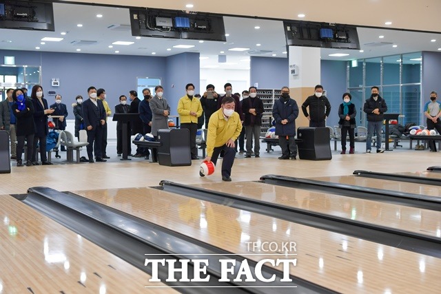 지난 1월 양승조 충남도지사가 설연휴 기간동안 예산군 민생현장방문 중에 예산볼링장을 찾아 황선봉 군수와 시구하고 있다. / 예산군 제공