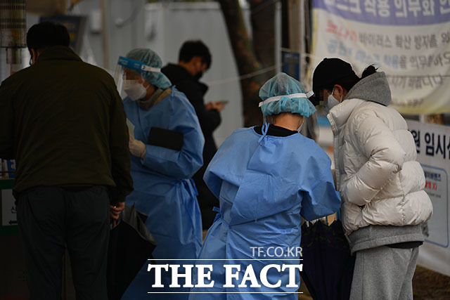 19일 오전 인천시 부평구 신트리공원 선별진료소에서 시민들이 코로나19 검사를 기다리고 있다. /남윤호 기자