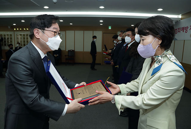 박범계 법무부 장관이 23일 범죄예방 자원봉사위원 유공자에게 감사패를 수여하고 있다. /법무부 제공